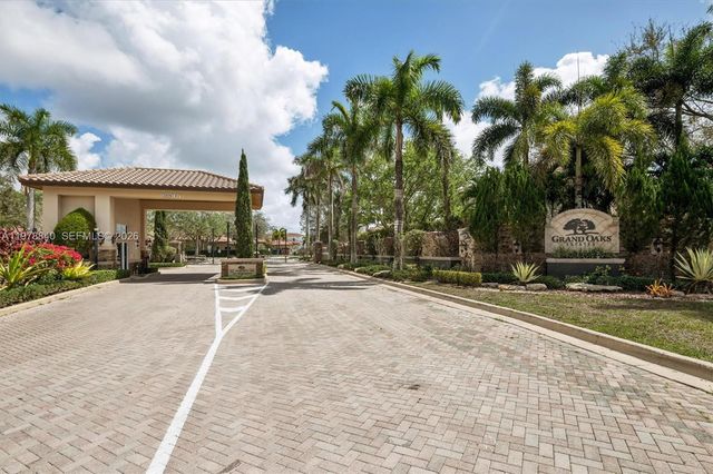 12922 Grand Oaks Drive, Davie, FL 33330