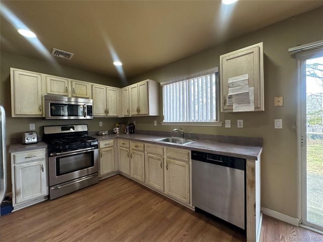 1 Daylilly Court, Middle Island, NY 11953