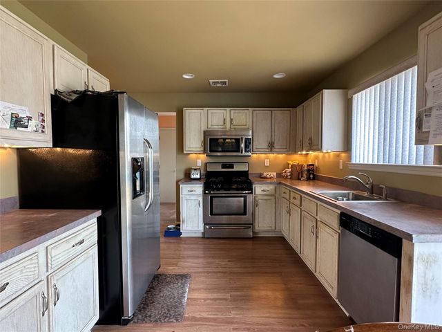 1 Daylilly Court, Middle Island, NY 11953