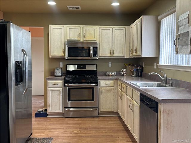 1 Daylilly Court, Middle Island, NY 11953