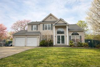 1 Daylilly Court, Middle Island, NY 11953