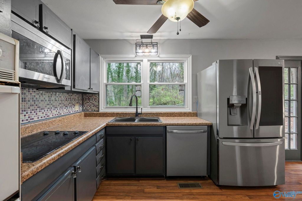 9527 Hemlock Drive SE, Huntsville, AL 35803