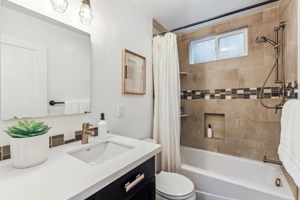 Image 13 of property listing at 950 Iris Street, Redwood City, CA 94061