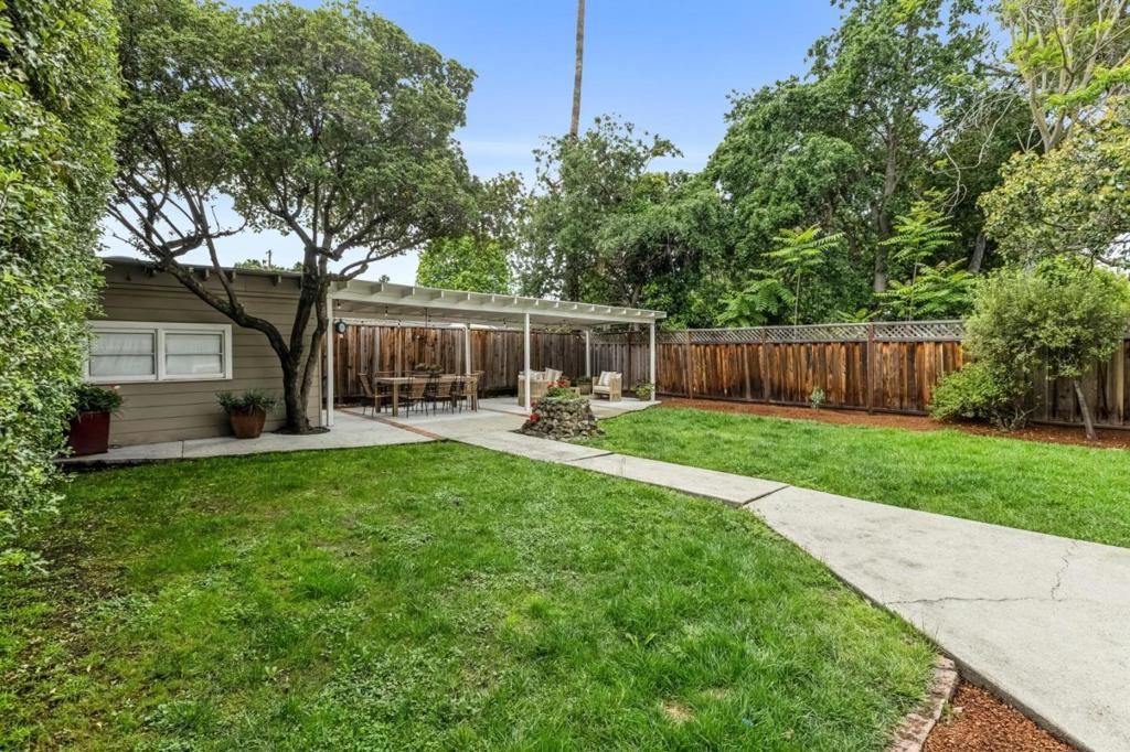 Image 15 of property listing at 950 Iris Street, Redwood City, CA 94061