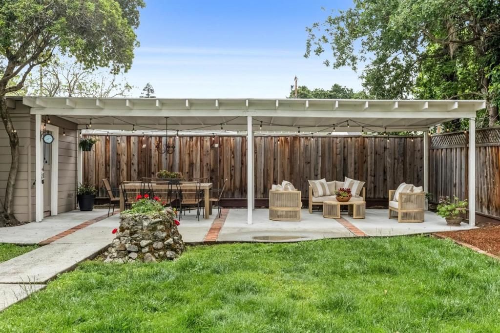 Image 16 of property listing at 950 Iris Street, Redwood City, CA 94061