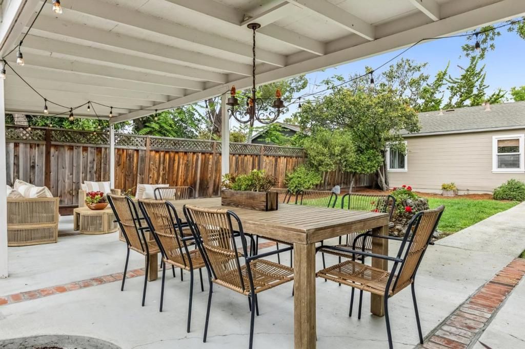 Image 17 of property listing at 950 Iris Street, Redwood City, CA 94061