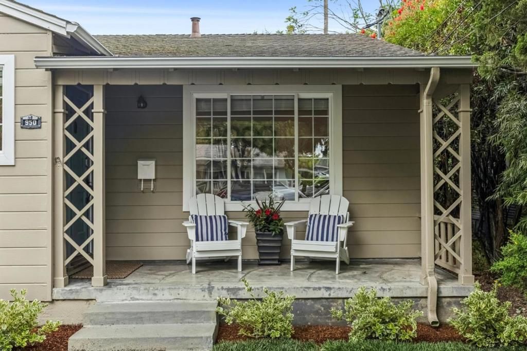Image 2 of property listing at 950 Iris Street, Redwood City, CA 94061