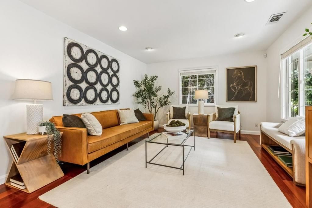 Image 7 of property listing at 950 Iris Street, Redwood City, CA 94061