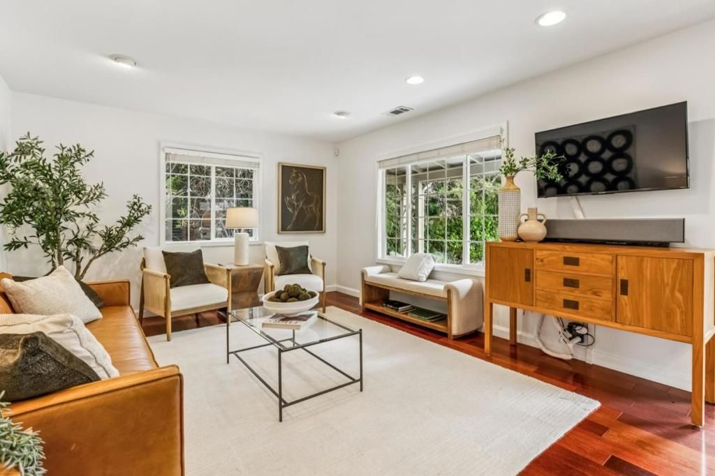 Image 9 of property listing at 950 Iris Street, Redwood City, CA 94061