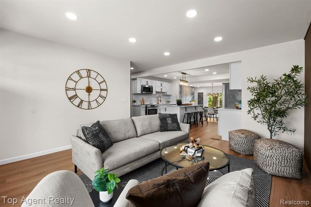 28012 Gladstone Street, Macomb, MI 48081