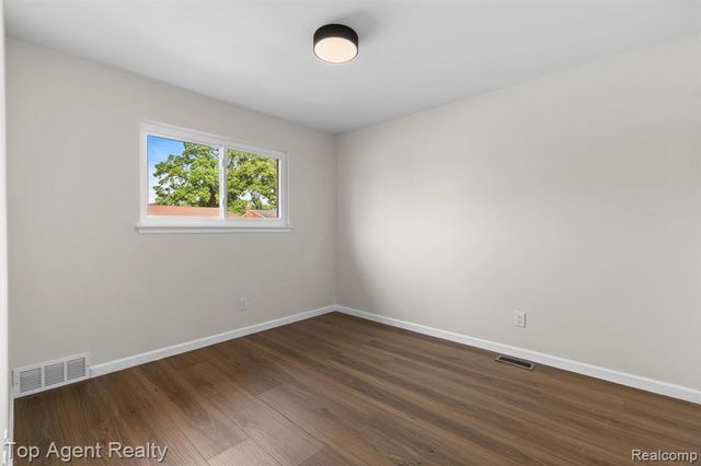 28012 Gladstone Street, Macomb, MI 48081
