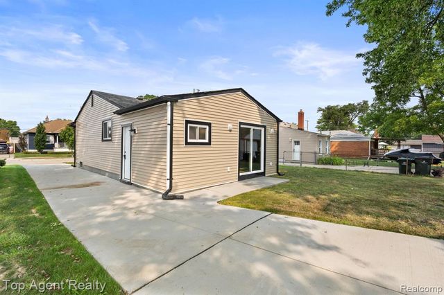 28012 Gladstone Street, Macomb, MI 48081