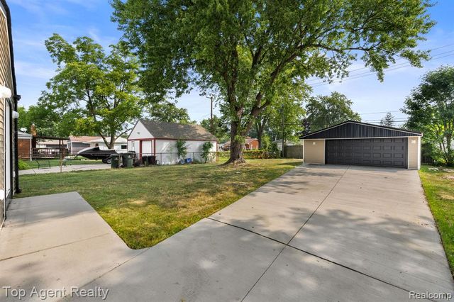 28012 Gladstone Street, Macomb, MI 48081