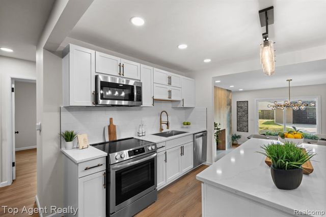 28012 Gladstone Street, Macomb, MI 48081