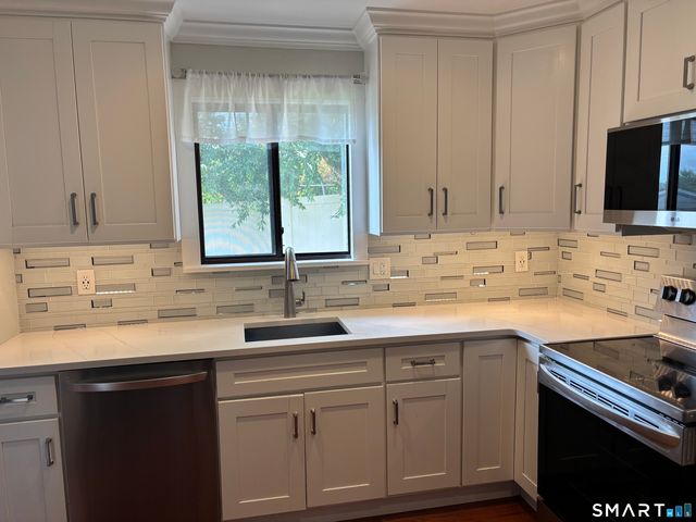 80 lawn Avenue 13, Stamford, CT 06902