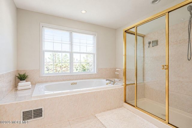 4 Lightfoot Drive, Manalapan, NJ 07726
