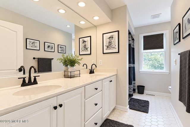 4 Lightfoot Drive, Manalapan, NJ 07726