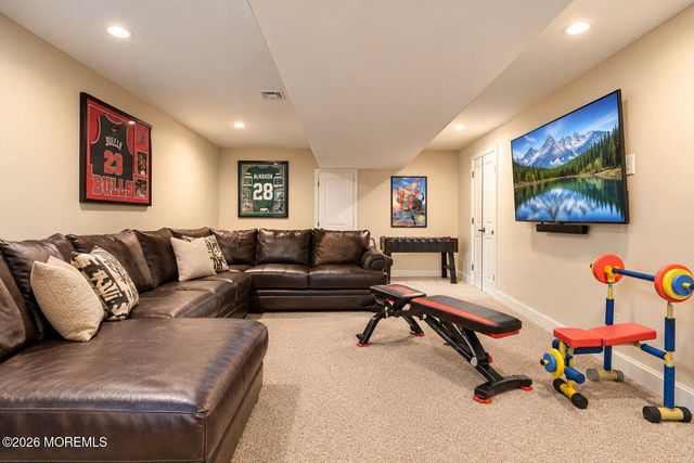 4 Lightfoot Drive, Manalapan, NJ 07726