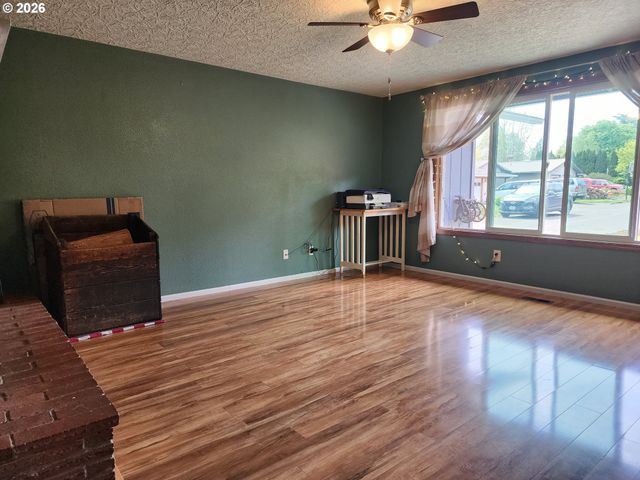 130 Ne 12TH Ave, Canby, OR 97013