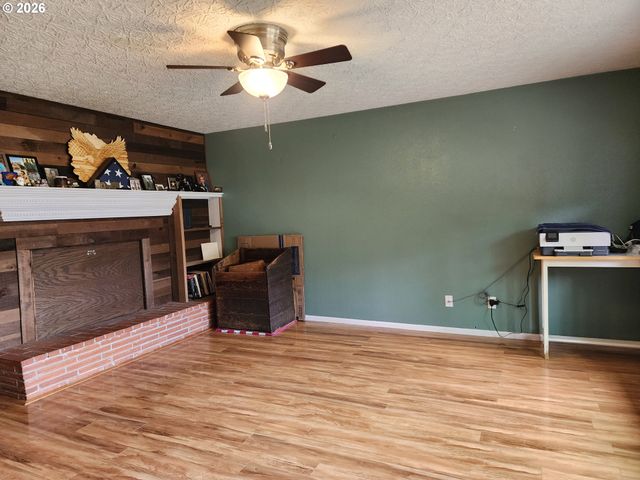 130 Ne 12TH Ave, Canby, OR 97013