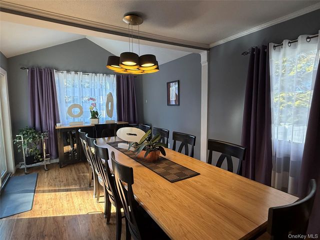 14 Townsend Place, Syosset, NY 11791