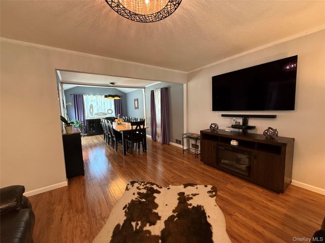 14 Townsend Place, Syosset, NY 11791