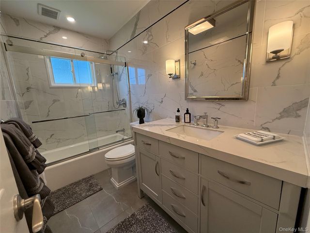 14 Townsend Place, Syosset, NY 11791