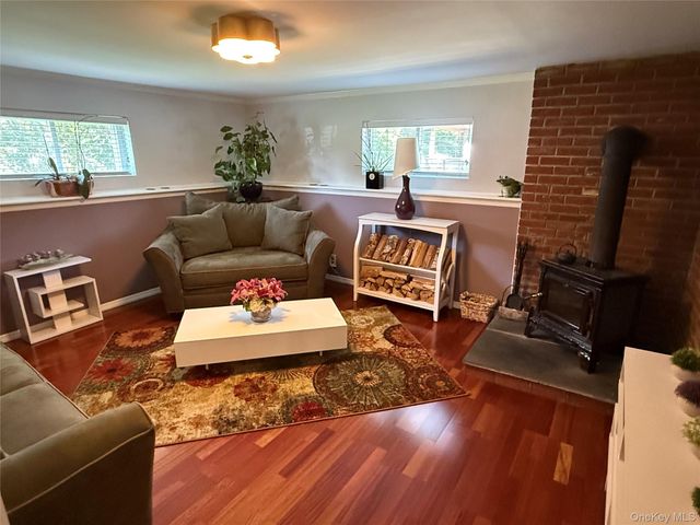 14 Townsend Place, Syosset, NY 11791