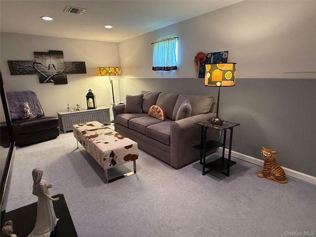 14 Townsend Place, Syosset, NY 11791