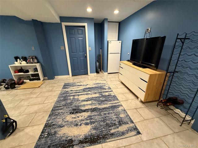 14 Townsend Place, Syosset, NY 11791