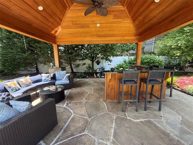 14 Townsend Place, Syosset, NY 11791