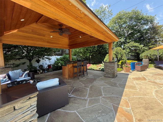 14 Townsend Place, Syosset, NY 11791