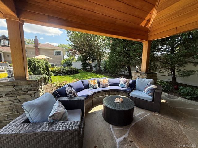 14 Townsend Place, Syosset, NY 11791