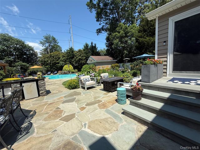 14 Townsend Place, Syosset, NY 11791