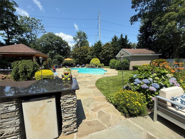 14 Townsend Place, Syosset, NY 11791