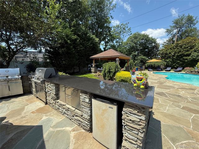 14 Townsend Place, Syosset, NY 11791