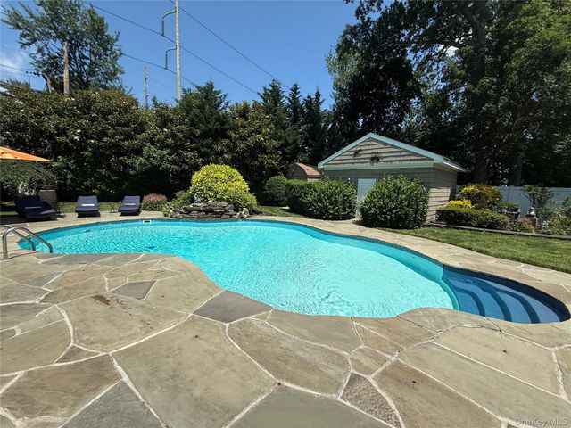 14 Townsend Place, Syosset, NY 11791
