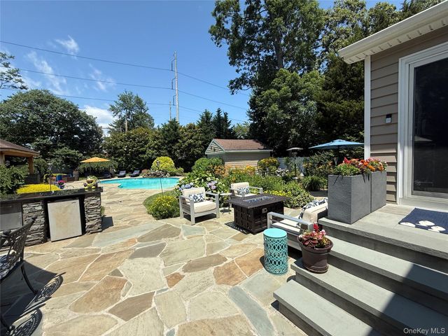 14 Townsend Place, Syosset, NY 11791