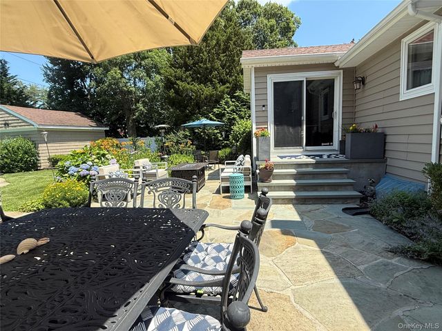 14 Townsend Place, Syosset, NY 11791