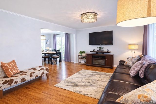 14 Townsend Place, Syosset, NY 11791