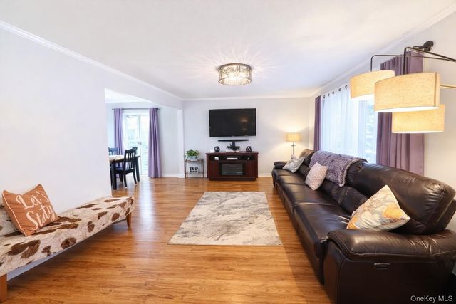 14 Townsend Place, Syosset, NY 11791