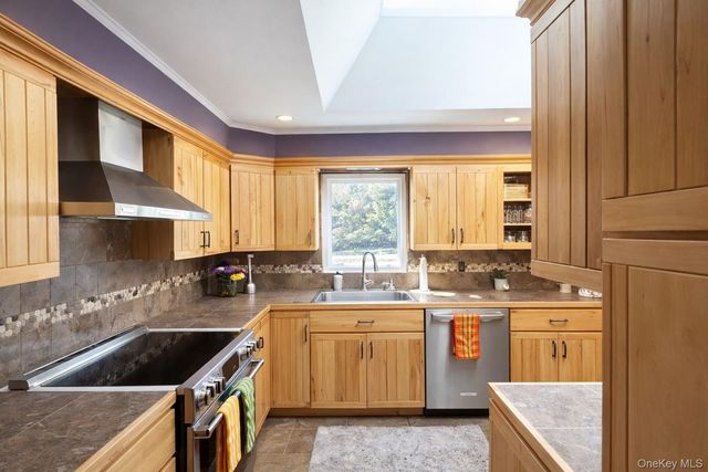 14 Townsend Place, Syosset, NY 11791