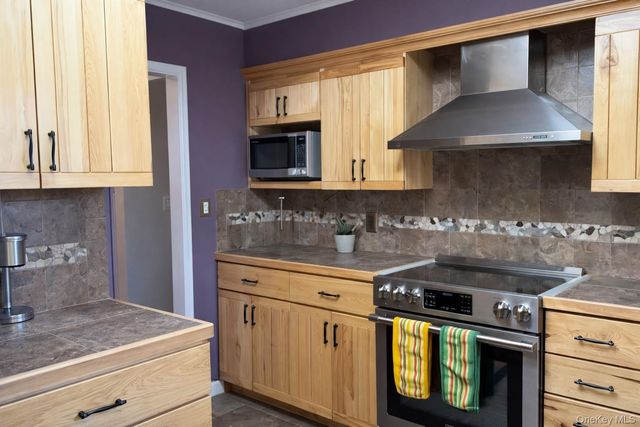 14 Townsend Place, Syosset, NY 11791