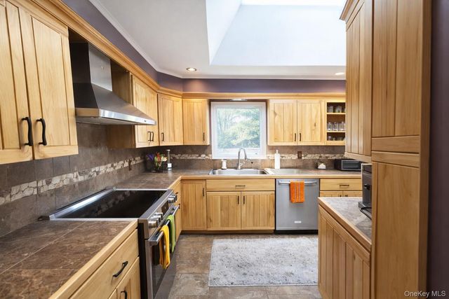 14 Townsend Place, Syosset, NY 11791