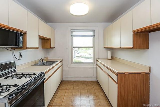 1 Ascot Ridge 1A, Great Neck, NY 11021