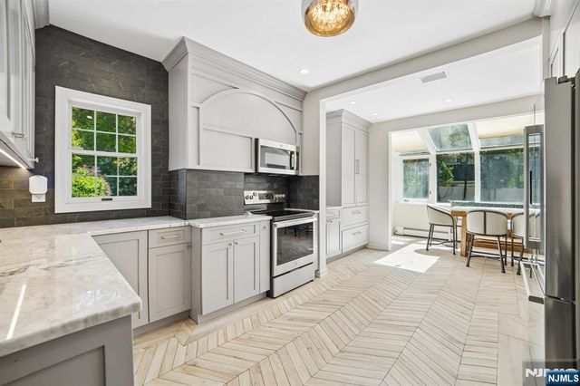42 Hillside Avenue, Upper Saddle River, NJ 07458