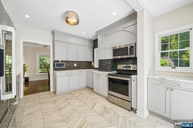42 Hillside Avenue, Upper Saddle River, NJ 07458
