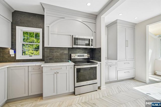 42 Hillside Avenue, Upper Saddle River, NJ 07458