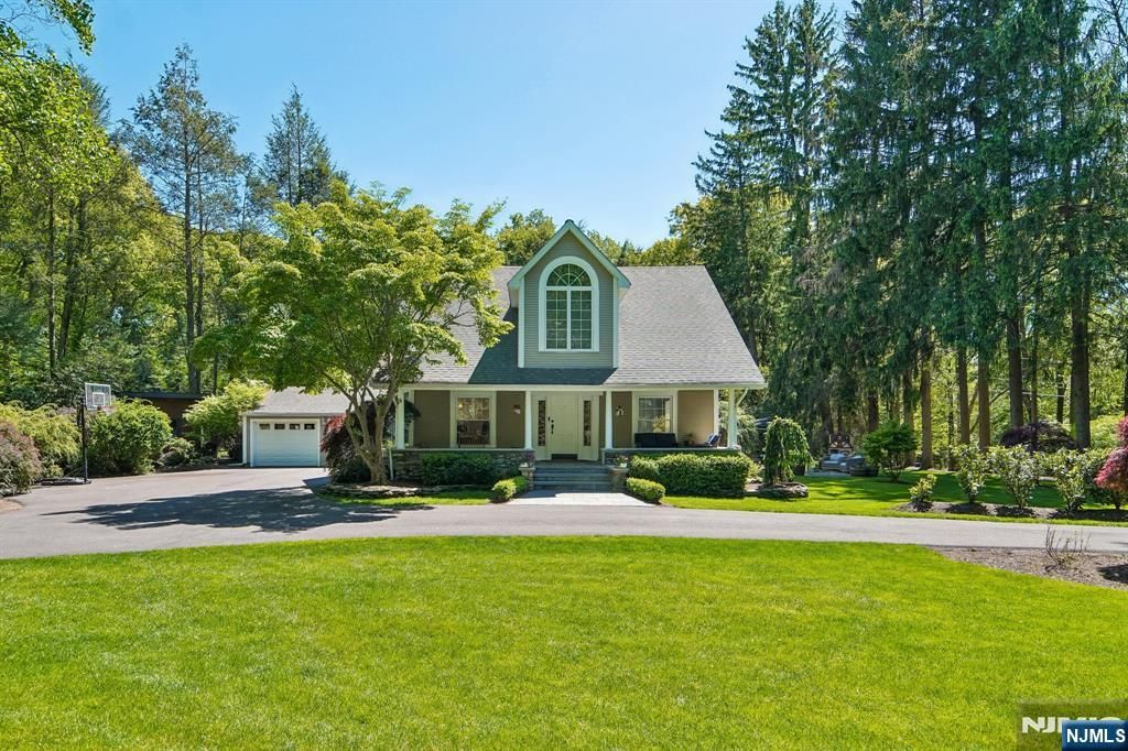 42 Hillside Avenue, Upper Saddle River, NJ 07458