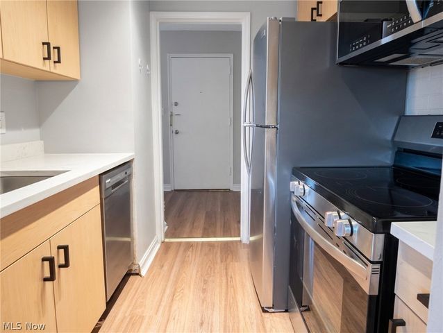 11820 Edgewater Drive 322, Lakewood, OH 44107
